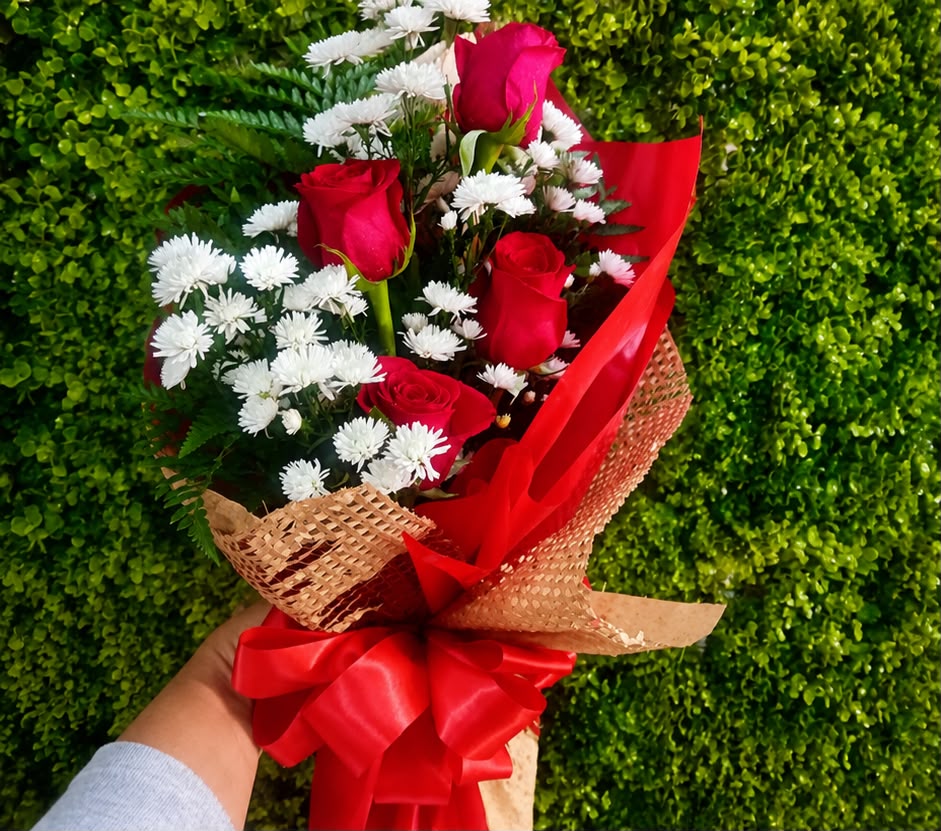 Buquê de rosas em kraft